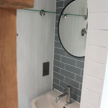 Luxury Shepherds Hut - The Foxglove By The Camping