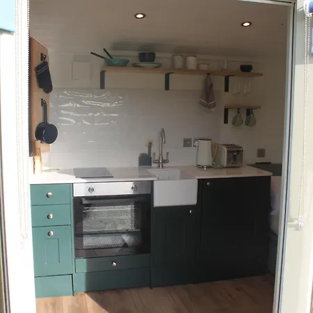 Luxury Shepherds Hut - The Foxglove By The *