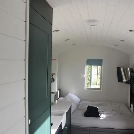 Luxury Shepherds Hut - The Foxglove By The
